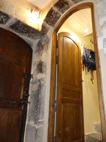Rez-de-chaussée surélevé, mur nord. Palier de la porte du logis ouvrant sur l'escalier.