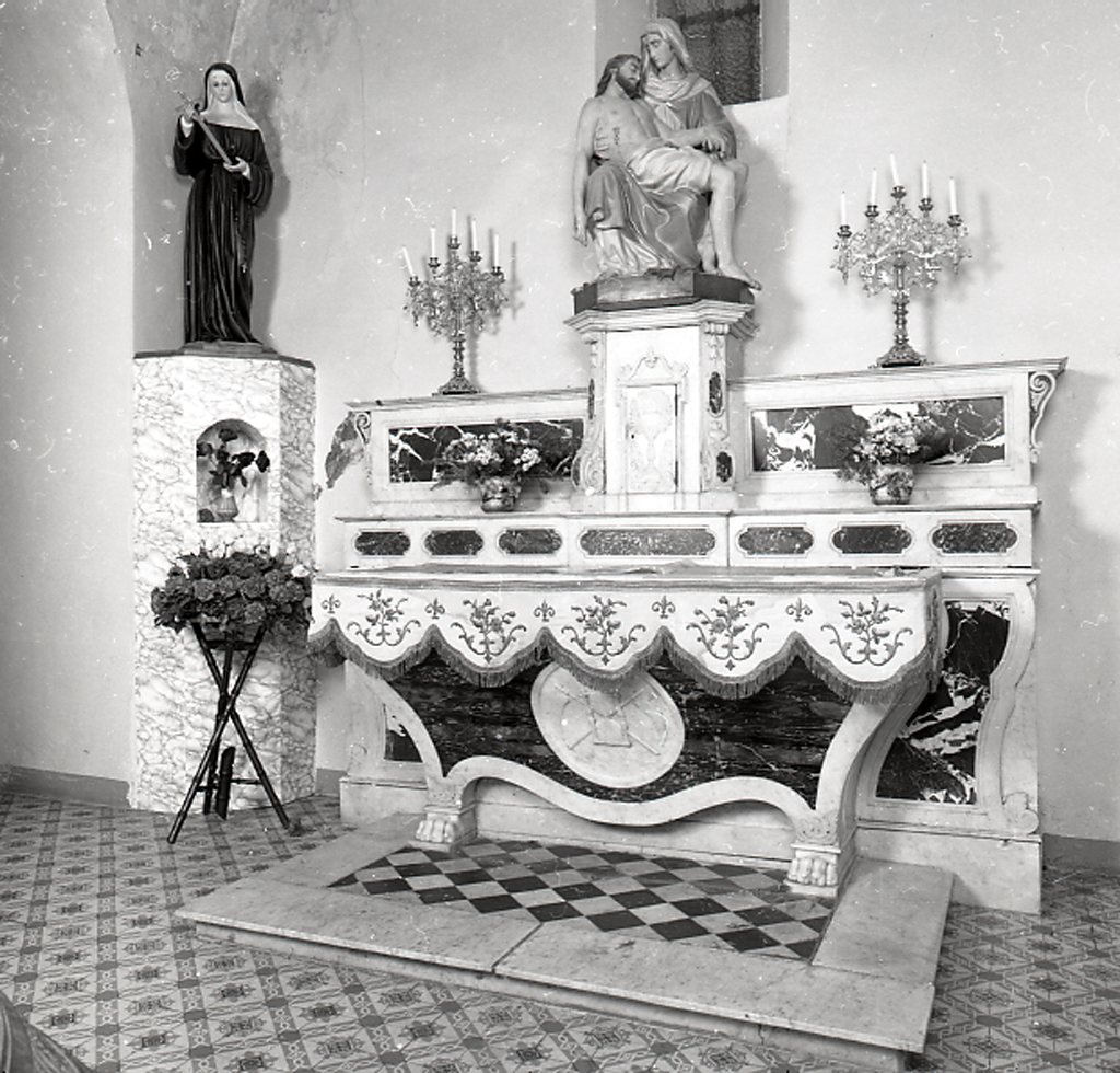autel, gradins d'autel (2), tabernacle (autel secondaire, autel tombeau) : autel des âmes du Purgatoire
