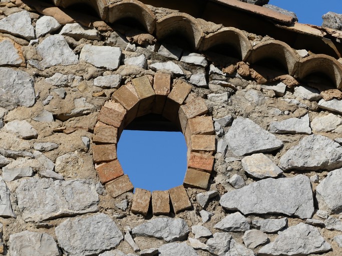 Oculus de fenil-séchoir en brique pleine. Ferme au quartier du Verger (Ribiers).