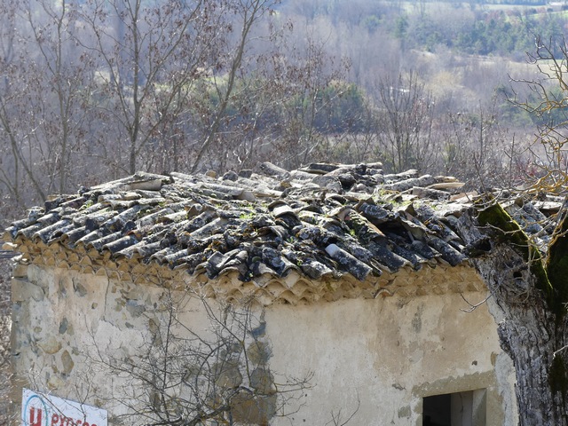 Couverture en tuile creuse du toit en pavillon.