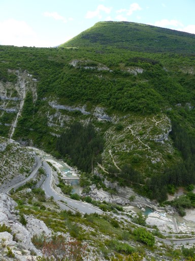 Les gorges de la Méouge, au niveau du pont et du moulin. Vue prise du nord-ouest.