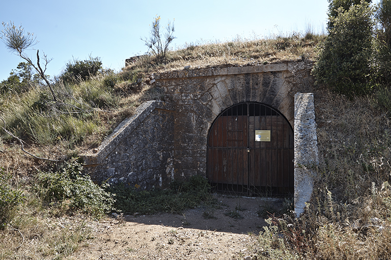 Batterie sud, traverse-abri : issue de la communication transversale casematée vers la plate-forme gauche.