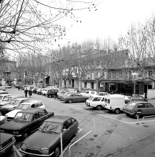 Place Georges-Clemenceau. Alignement nord. Vue prise du sud-est.