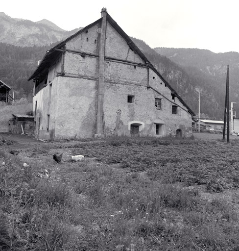 Pignon est. Noter à droite le bâtiment B en appentis.