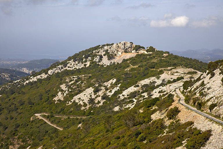 Ensemble du site de l'ouvrage Ouest du Mont Caume, vu depuis l'ouvrage Est.