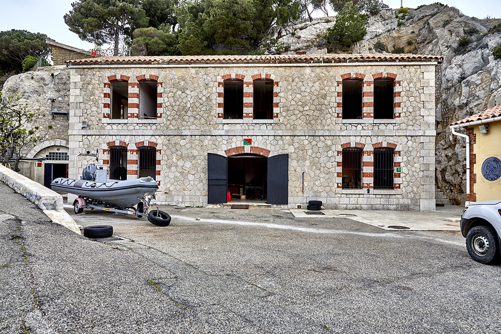 Façade principale de la caserne en fond de cour