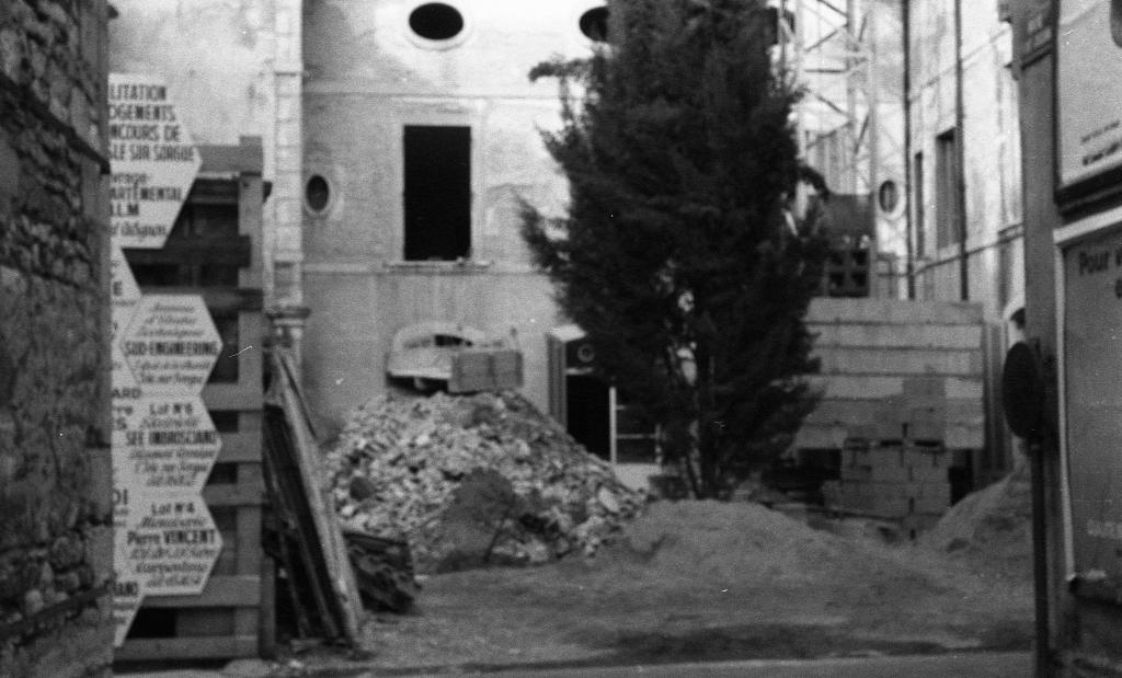 Maison puis orphelinat puis immeuble puis résidence Les cyprès