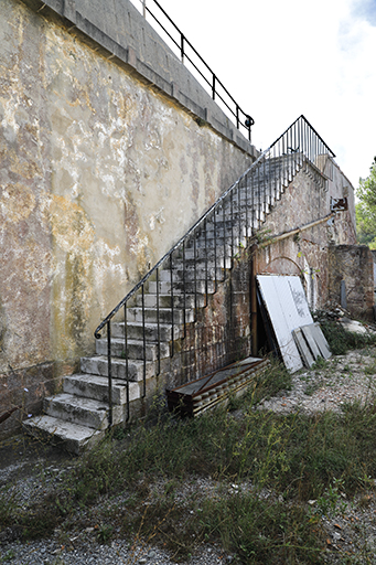 Extrémité droite de la façade du casernement, escalier montant aux chemins de ronde de l'aile droite de batterie, niche des latrines sous l'escalier