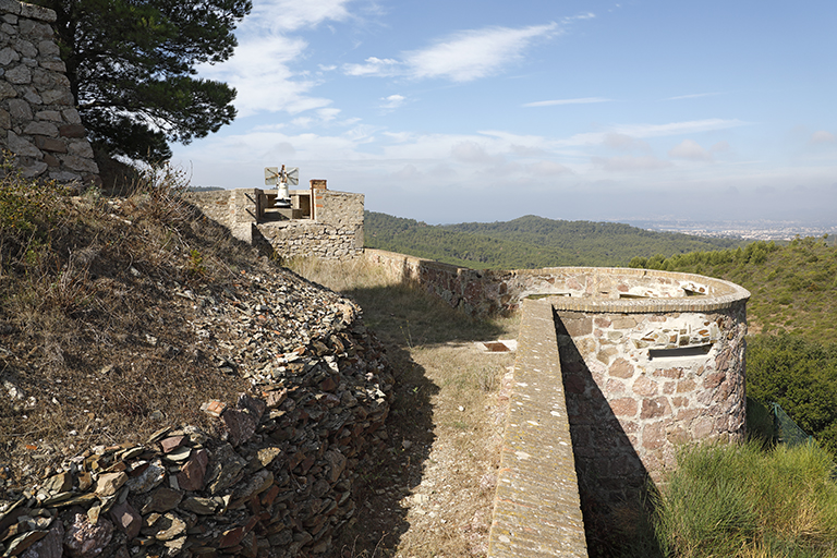 Revêtement d'enceinte de la batterie, tourelle de flanquement à l'extrémité de l'aile gauche et chemin de ronde au pied du parapet 