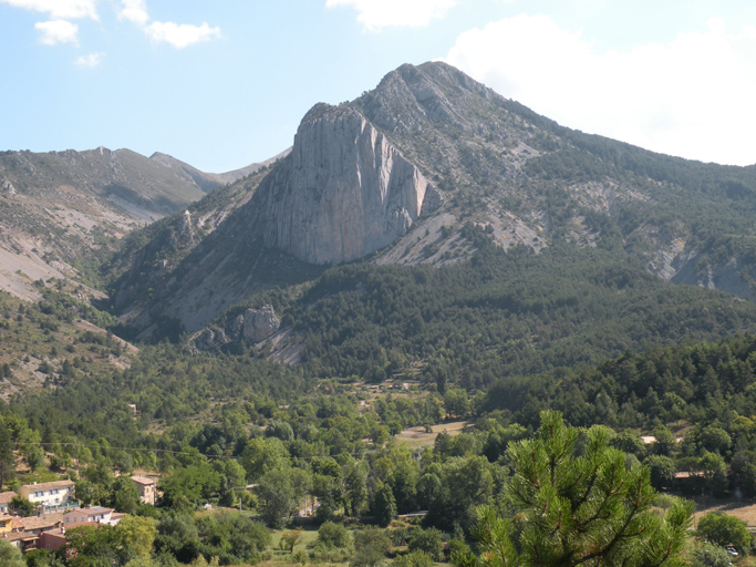 Oppidum de Saint-Martin et rocher du Teillon. Vue de situation prise du sud-ouest.