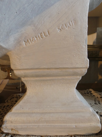 Côté gauche, signature.
