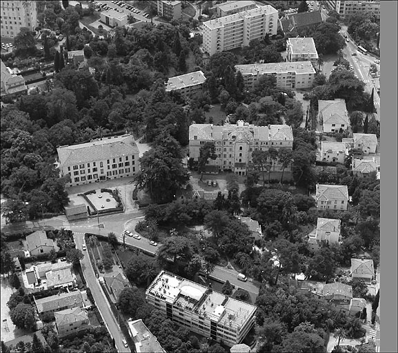 hôtel de voyageurs dit Hôtel de Hollande et de Russie, puis Maison de retraite Sainte-Monique, actuellement Centre d'hébergement Jean Macé