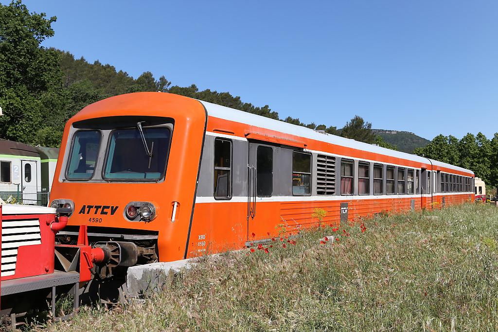 Matériel de transport ferroviaire : autorail X 4590 appartenant à la série des X 4500
