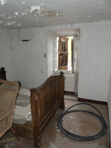 Rez-de-chaussée surélevé, chambre nord. Vue de volume prise de l'ouest.