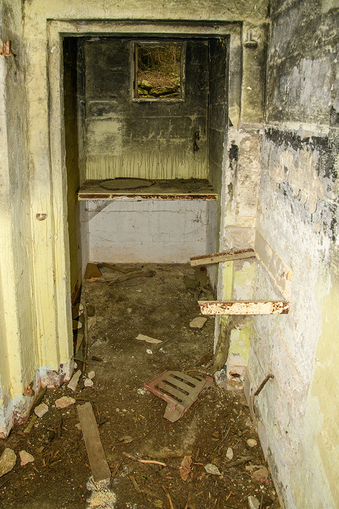 Abri de logement de personnel dans une excavation de carrière du secteur nord, intérieur, restes d'aménagements mobiliers