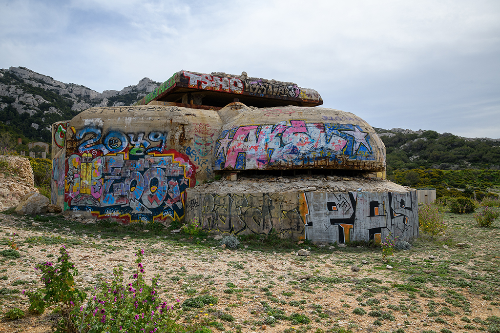 Poste de direction de tir type Regelbau 636, dégagé des remblais et voile ciment de camouflage, front de tête
