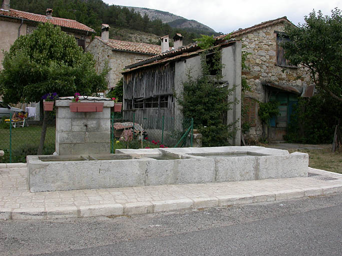 Peyroules. Les Ricards. Fontaine-lavoir libre à bassins alignés et sans couverture.