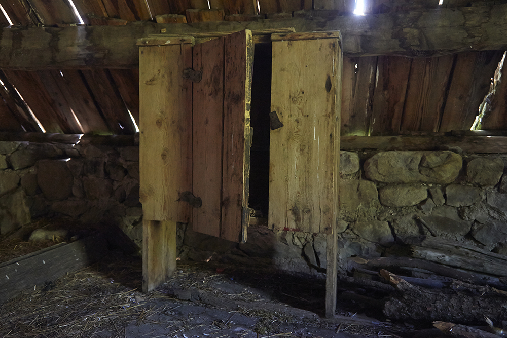 Buffet de berger avec charnières en cuir (cabane sur le plateau des Sagnes, Villars-Colmars).