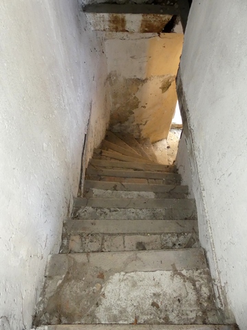 Rez-de-chaussée surélevé, escalier. Vue de volume.