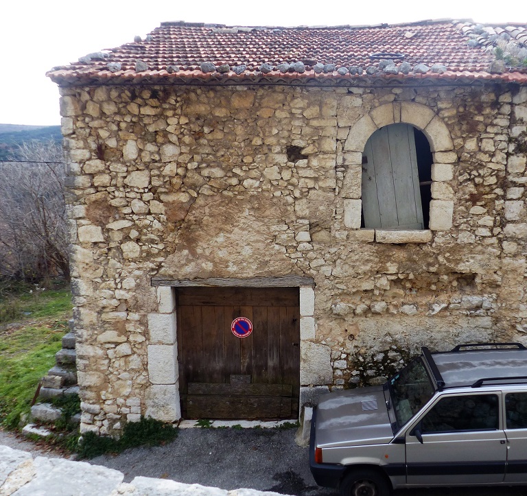 Entrepôt agricole du Chemin Neuf (1841 B4 614). Elévation nord, baie fenière dotée d'un encadrement en arc en plein cintre.