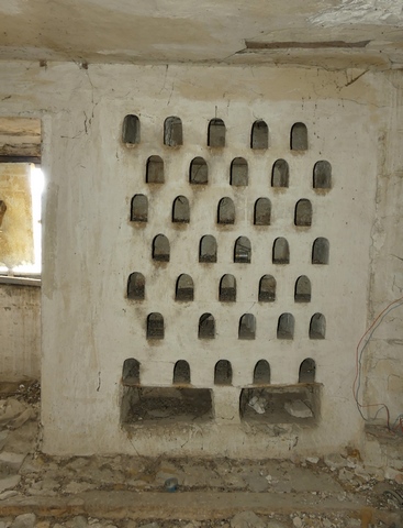 Partie est. Etage de comble, pigeonnier. Mur sud, boulins.
