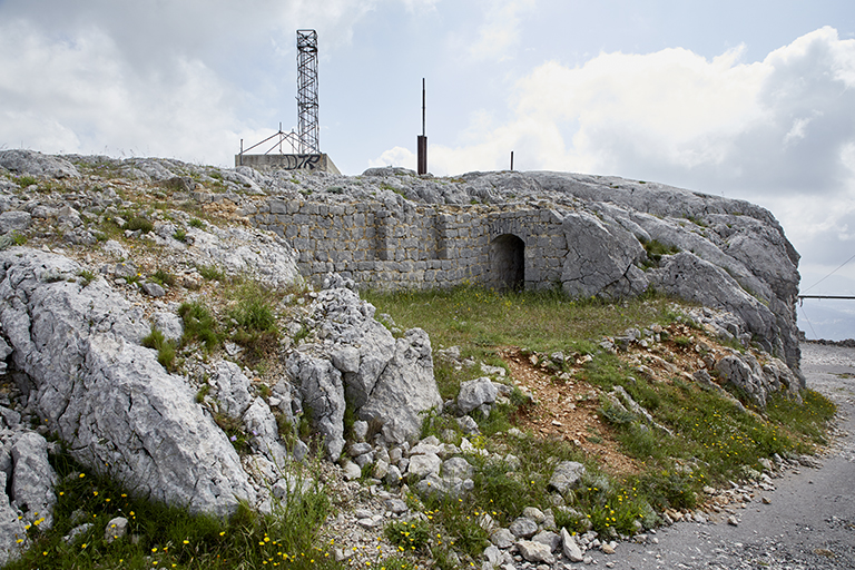 batterie, ruines d'une plate-forme d'artillerie, vue axiale, mur de fond et issue latérales d'une des galeries casematées reliant les plates-formes de la seconde batterie