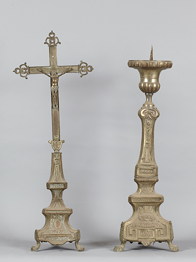 Garniture d'autel comprenant une croix d'autel et six chandeliers d'autel.