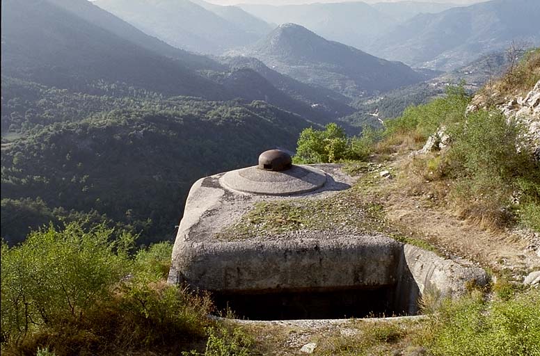 Bloc 6 (2 x 81 mm) vu de face. Au fond, mont Barbonnet.