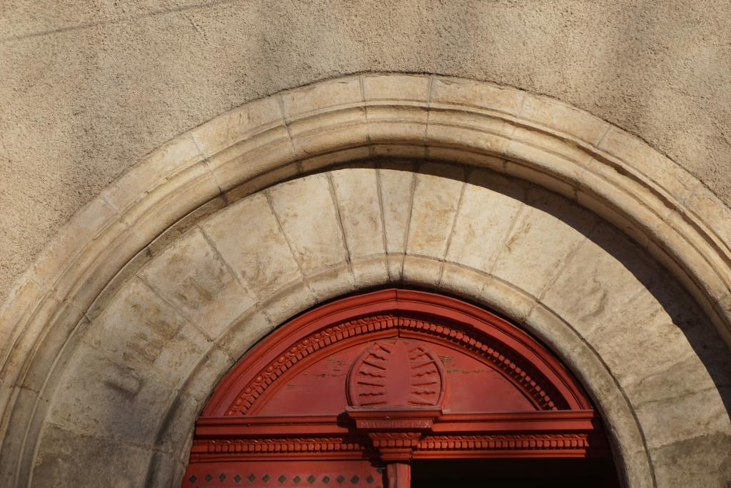 Détail de la devise républicaine sur le portail depuis l'ouest.