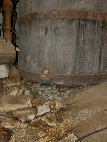 Trou de soutirage à la base de la cuve et décaissement du sol pour installer le cuveau de récupération.