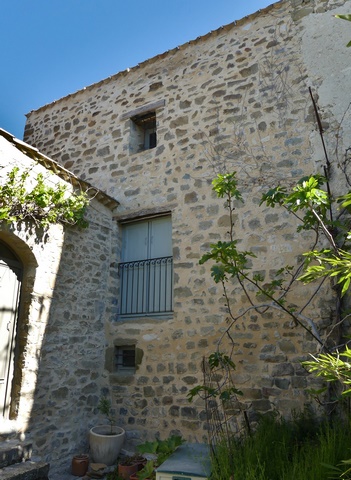 Courtine ouest. Elévation de la muraille conservée sur plusieurs mètres.