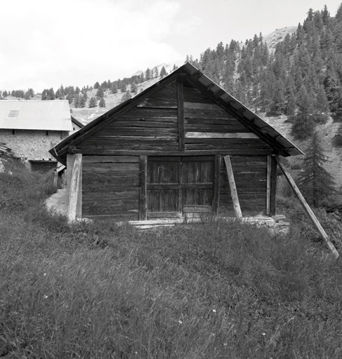 Chalets de Granon. Chalet129. Edifice entièrement en chapila. Pignon est avec entrée de grange.