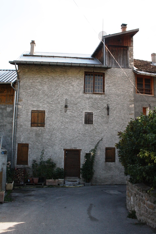 Le Village. Maison avec chien assis pour un double niveau agricole rue Saint-Pierre (parcelle E 273).