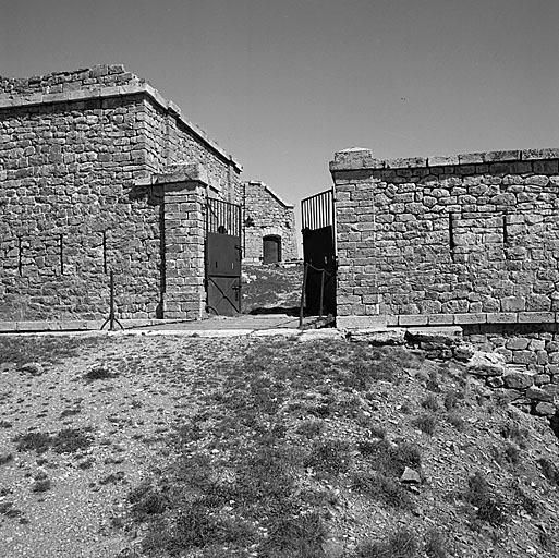 Entrée du fort, vue extérieure. A gauche, casemate L (corps de garde). Au fond, partie droite de la casemate K.