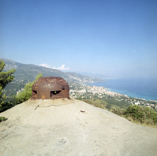 Bloc 4 (d'infanterie), détail de cloche GFM regardant vers la baie de Menton.