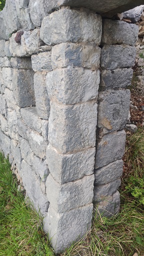 Cabane. Elévation sud, détail du piédroit occidental de la porte.