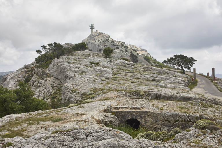 Restes d'une double plate-forme d'artillerie isolée à l'est de la batterie annexe ouest; au fond, l'antenne-relai de l'ouvrage Est du Mont Caume.