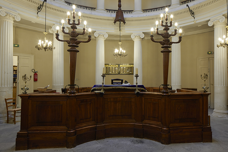 Ensemble de deux chandeliers de synagogue dits menorot