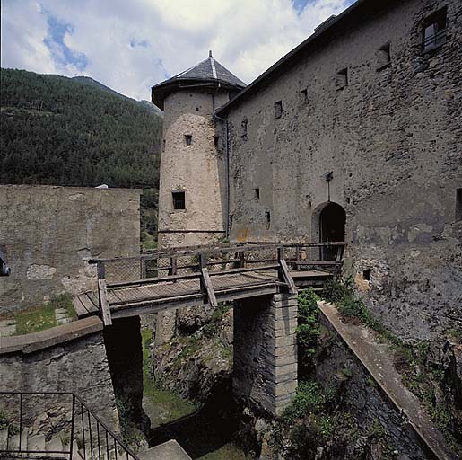 Front ouest du château. Fossé et porte.