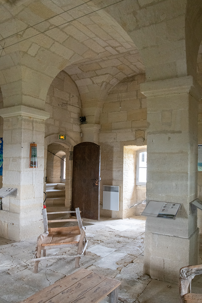 Tour Saint-Louis, intérieur, niveau 2, voûte d'arêtes sur piliers, travées collatérales avec l'escalier en vis dans une travée d'angle