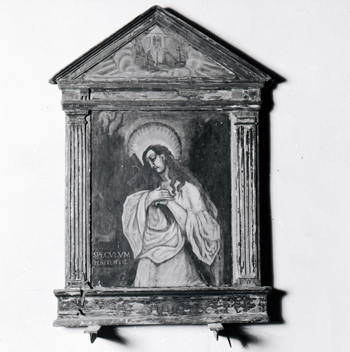retable et 4 tableaux : Sainte Marie-Madeleine, Christ en croix entre deux pénitents noirs, Dieu le père