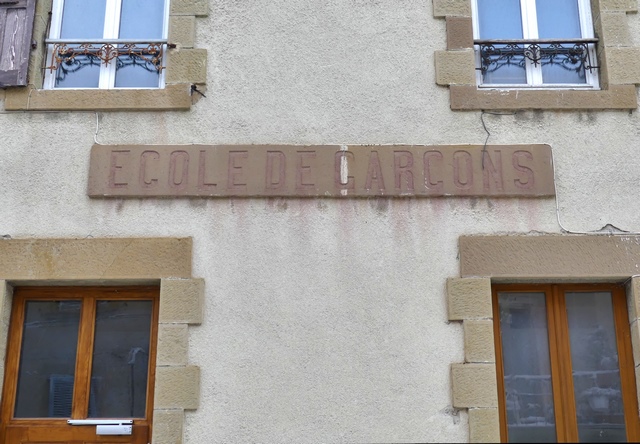 Elévation nord, pierre d'inscription : « ECOLE DE GARCONS ».