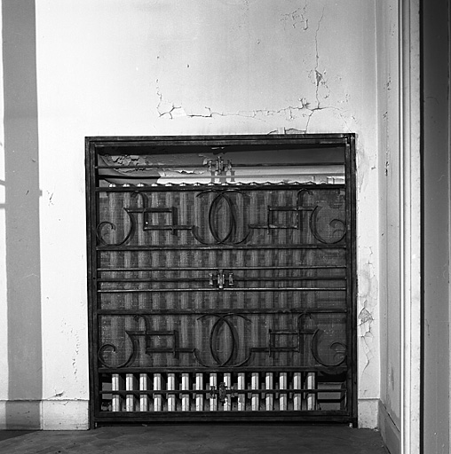 Premier étage. Chambre Ac. Cache-radiateur en fer forgé.