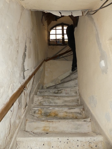 Second étage de soubassement, escalier menant au rez-de-chaussée.
