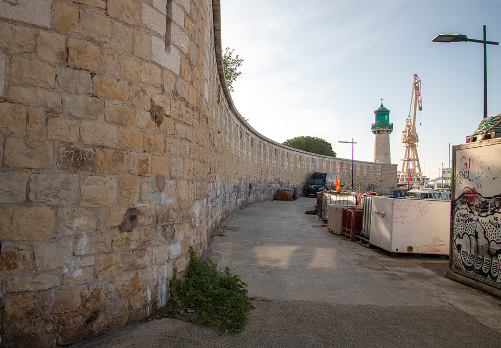 Le quai et la caponnière de communication crénelée du môle Bérouard, côté port, vue prise de l'entrée du môle