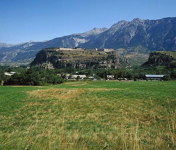 Vue de situation de la place prise du sud.