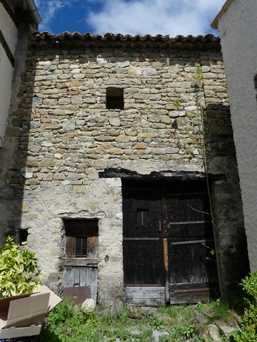 Façade en gouttereau, entrepôt agricole au bourg.