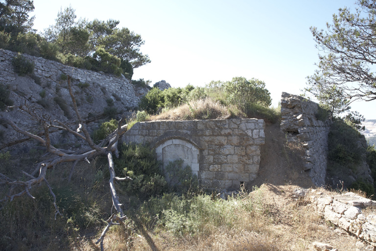 Retranchement, façade du magasin enterré 1875 sur la  terrasse basse flanquante ouest de la batterie.