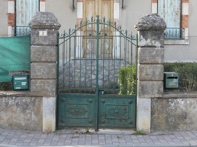 Mur de clôture et portail du jardin.