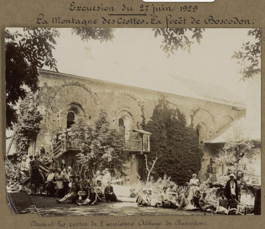 Excursion de l'Ecole Normale du 27 juin 1929. La montagne des Crottes. En forêt de Boscodon. Devant les restes de l'ancienne abbaye de Boscodon.